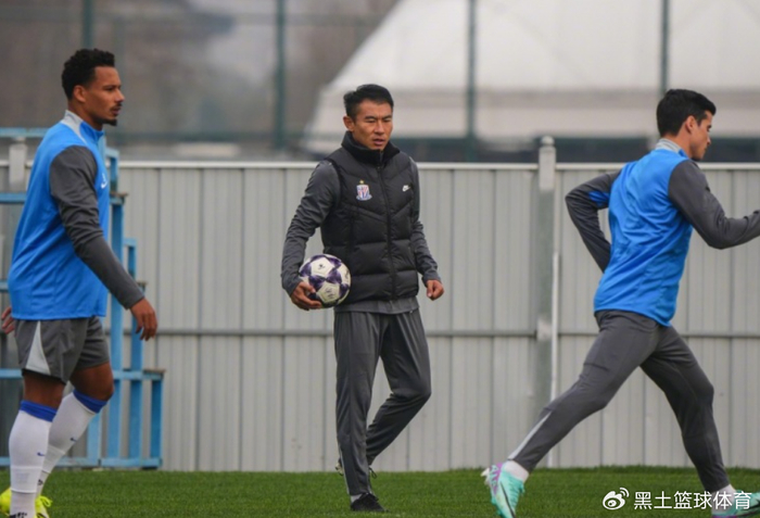 恭喜，又1国脚转型教练成功，申花队如虎添翼，邵佳一锦上添花|于汉超|上海申花|宋凯|国足|新赛季_新浪体育_新浪新闻